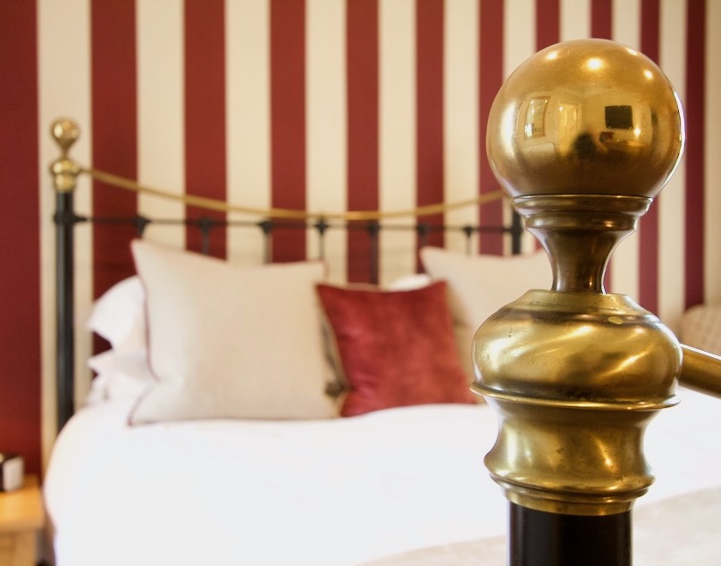 A guest room at Chestnuts House